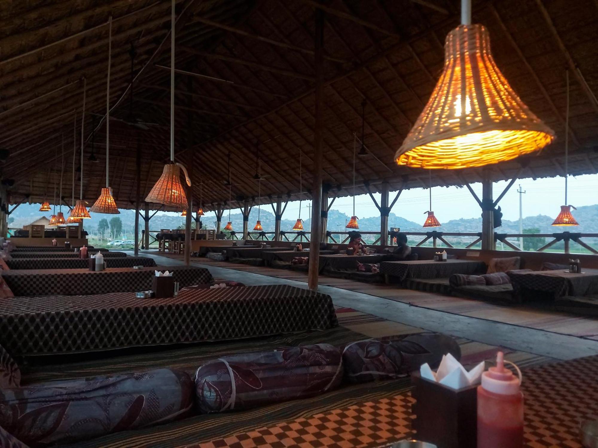 Mowgli'S Cafe Hampi & Guest House Exteriör bild