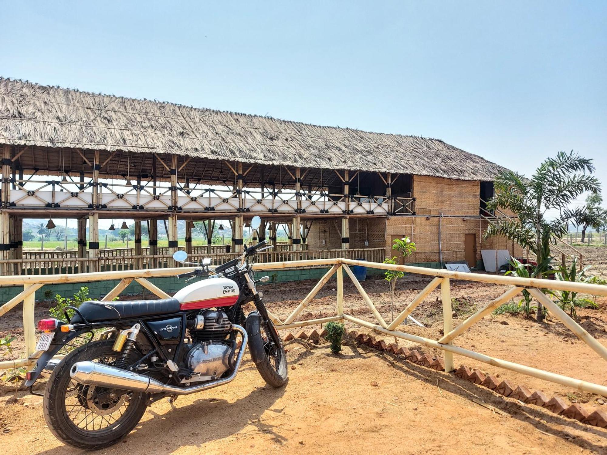 Mowgli'S Cafe Hampi & Guest House Exteriör bild